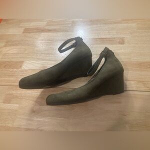 Beautiful Daisy Fuentes Mary Jane style wedge shoes in an army green like color